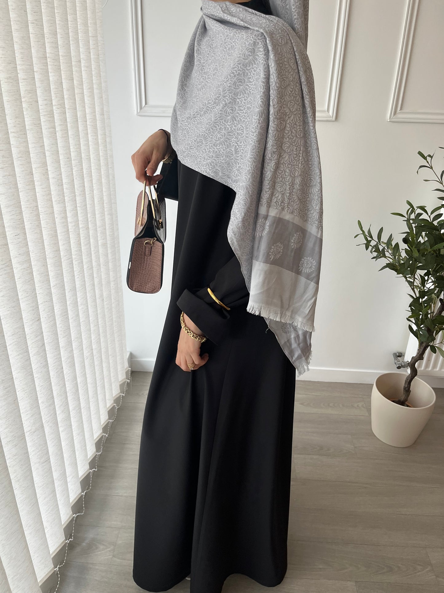 Abaya élégante à col montant