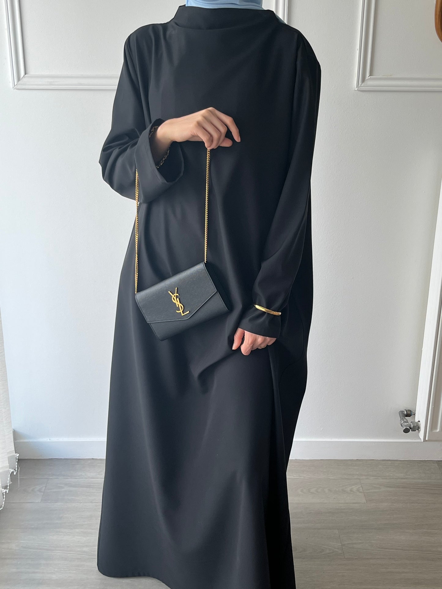 Abaya élégante à col montant