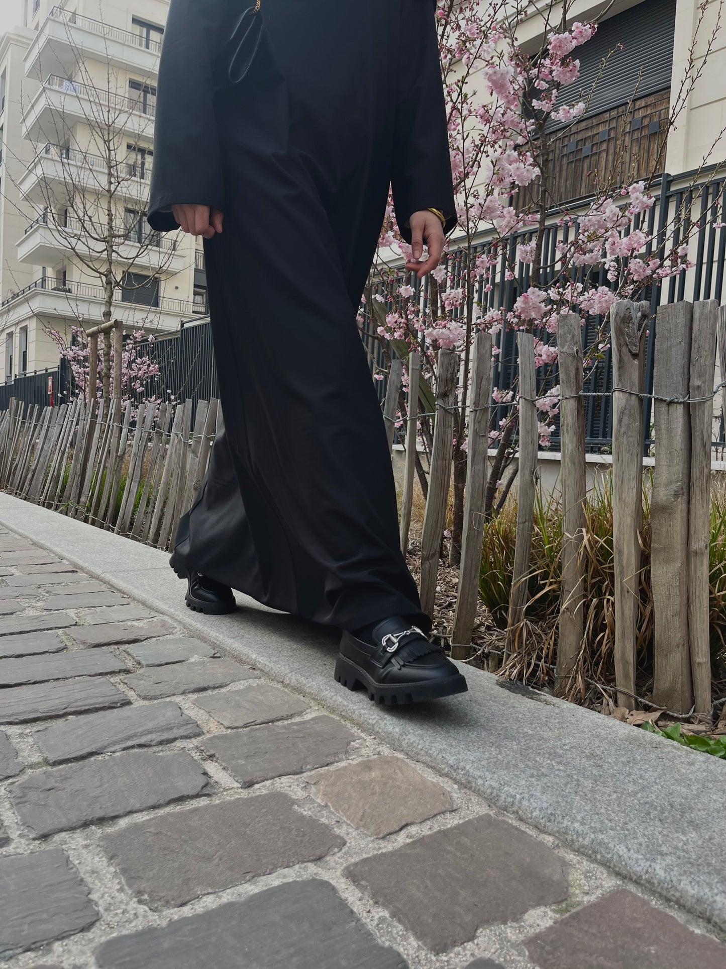 Abaya élégante à col montant